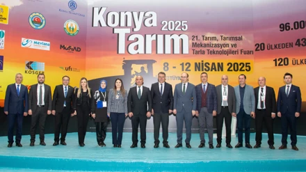 Bakan Yumaklı’dan Selçuk Üniversitesi standına ziyaret